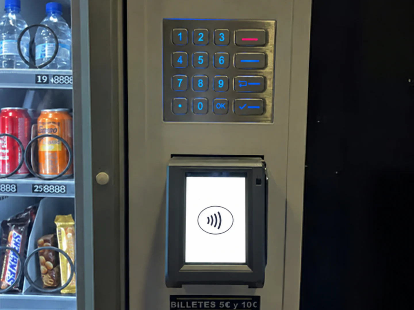 Terminal de pago base instalado en una máquina vending compatible